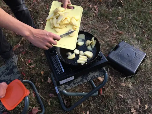 Co wziąć pod namiot do jedzenia? Sprawdzone listy i przepisy