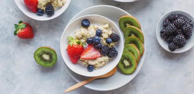 Zdrowa owsianka: 5 przepisów na sycące śniadanie bez nudy!