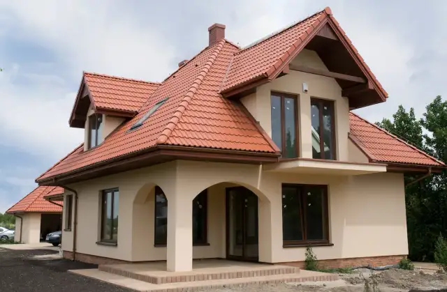 Jakie kolory elewacji do czerwonego dachu i białych okien wybrać?