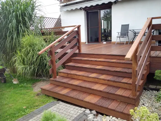 Drewniany taras ze schodami i balustradą. Zastanawiasz się, czy potrzebne pozwolenie na budowę tarasu?