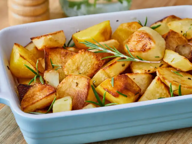 Ziemniaki z piekarnika: Jak długo piec dla idealnej chrupkości?
