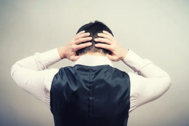 Głośna muzyka w bloku: normy, kary i jak odzyskać ciszę?