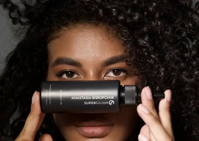 Koloryzacja brwi z płynnymi farbkami. Czego się spodziewać?