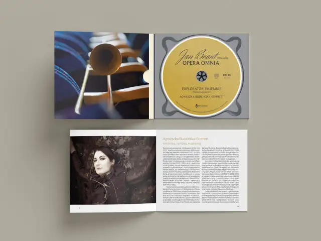 CD z muzyką Jana Branta "Opera Omnia" i portret Agnieszki Budzińskiej-Bennett.
