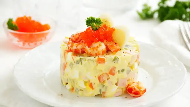 Deliciosa ensaladilla con gambas: receta fácil y secretos de sabor