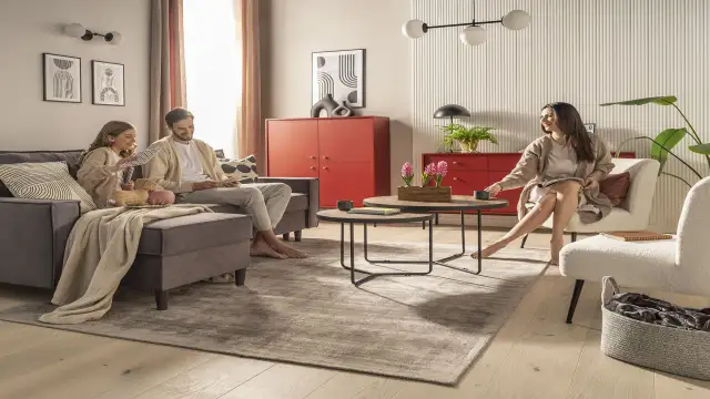 Najlepsze pomysły na dekoracje na ścianę nad kanapą, które zachwycą