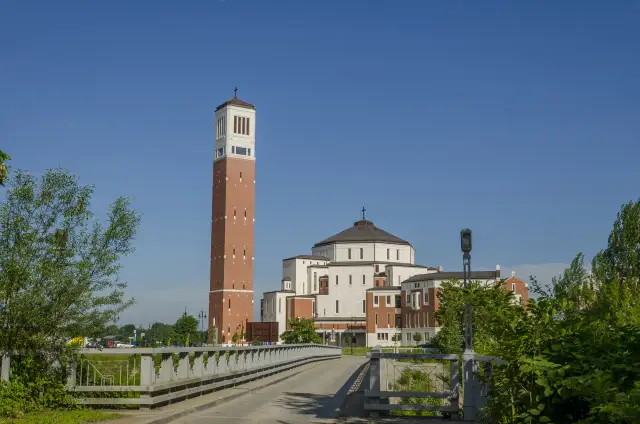 Sanktuarium Jana Pawła II w Krakowie: Historia, architektura i wydarzenia