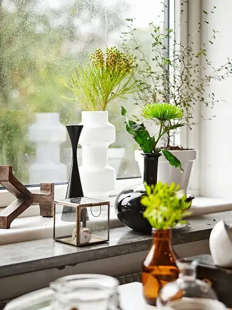 Jak pięknie udekorować parapet okienny – proste pomysły na styl i porządek