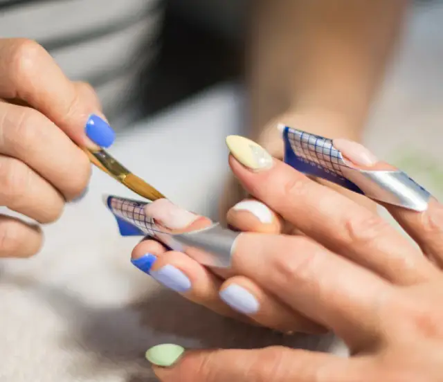 Manicure żelowy – wszystko, co musisz wiedzieć o tej stylizacji paznokci