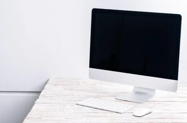 Komputer na biurku czy pod biurkiem – co jest wygodniejsze i bardziej praktyczne?