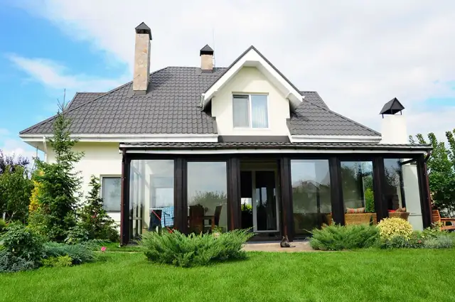 Jaki kolor dachu wybrać, aby uniknąć przegrzewania latem?