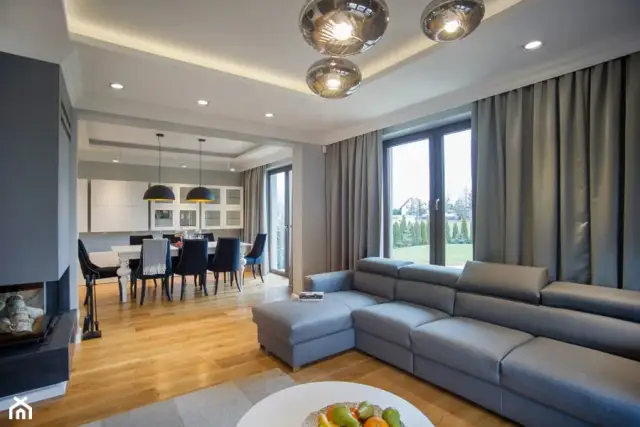 Rewelacyjne sufity do salonu: Który wybór cię zachwyci i nie zrujnuje budżetu?