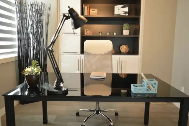 Meble na wymiar do biura – jak zaprojektować przestrzeń, która sprzyja efektywności pracy