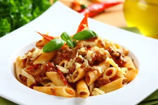 Penne bolognese: prosty przepis na pyszne danie bez stresu