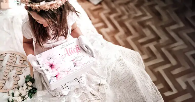 Komunia dziewczynki: Jaki prezent wybrać? Inspiracje i kwoty.