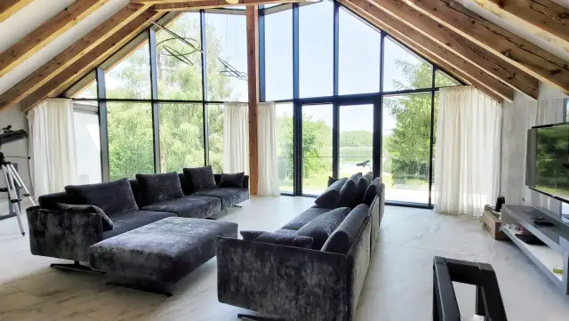 Jak zasłonić okno trapezowe - proste sposoby na nietypowe okna