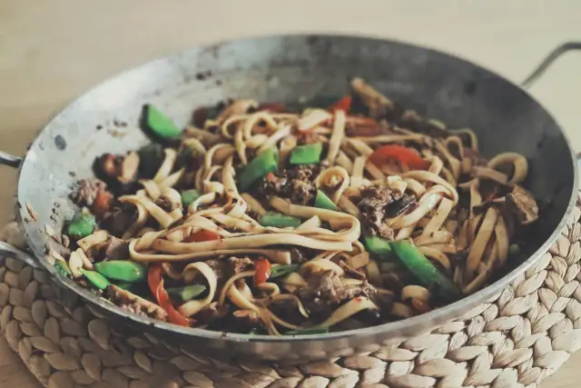 Szybki przepis na makaron udon z wieprzowiną, który zachwyci smakiem