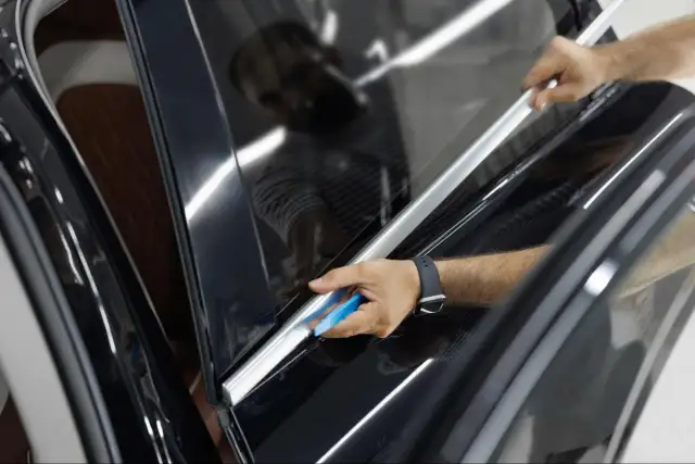 Jak zrobić płyn do montażu folii samemu – prosty przepis i oszczędność czasu