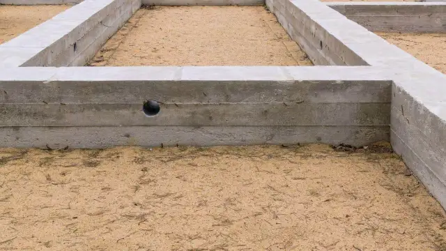 Fundament pod domek narzędziowy: Jak zrobić go solidnie i tanio?