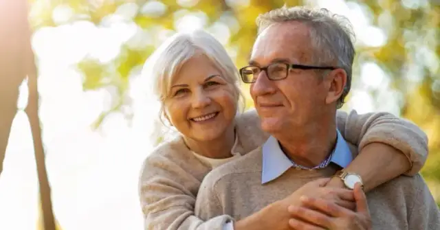 Jak wzmocnić starszą osobę i poprawić jej zdrowie oraz samopoczucie