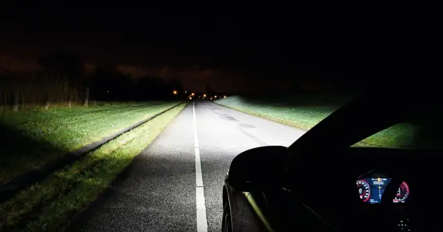 Światła w samochodzie: Jak używać ich z głową i uniknąć mandatów?