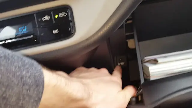 Reset TPMS Toyota Corolla: Sam zgaś kontrolkę ciśnienia opon!