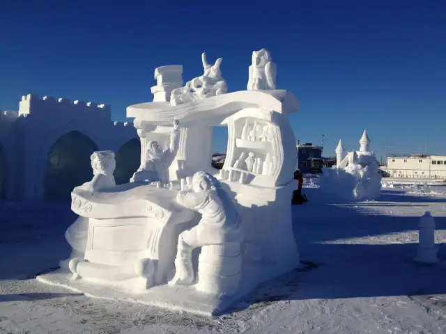 Rzeźba ze śniegu: Jak powstają niesamowite dzieła sztuki zimowej?