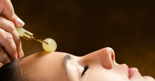 Co daje masaż twarzy rollerem? Sekrety pięknej cery