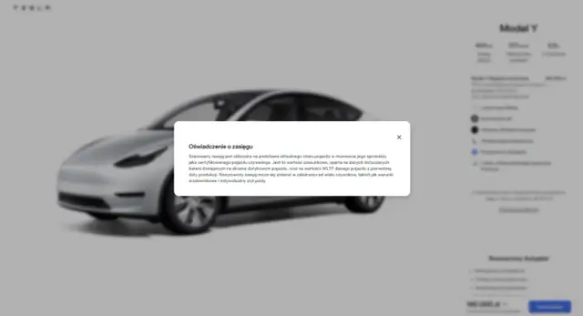 Szary Tesla Model Y z informacją o szacowanym zasięgu baterii. Dowiedz się, ile wytrzymuje bateria w Tesli, zależnie od warunków i stylu jazdy.