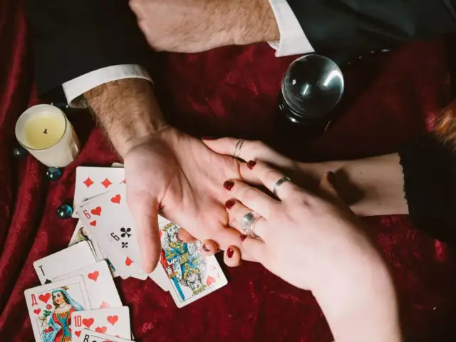 Wróżenie z obrączki: Instrukcja krok po kroku i znaczenie