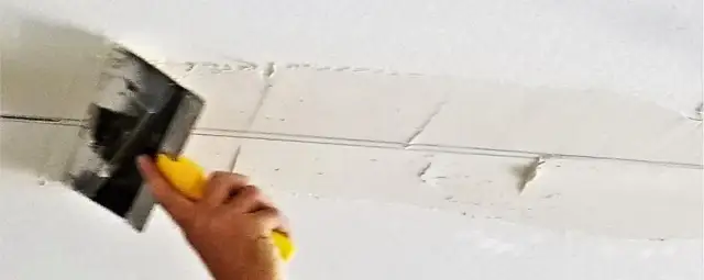 Skuteczna naprawa pęknięć na suficie podwieszanym: prostszy sposób niż myślisz