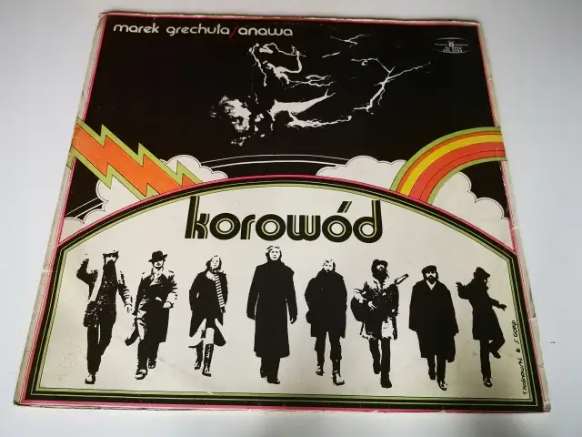 Okładka płyty "Korowód" Marka Grechuty i Anawy. Sylwetki muzyków na tle tęczy i błyskawic, jak z komiksu "dni których nie znamy".