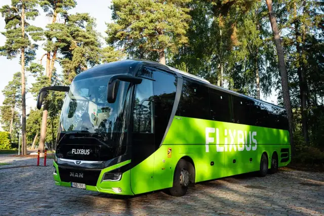 Zielony polski bus FlixBus stoi na brukowanym placu. Zastanawiasz się, jak oddać bilet?