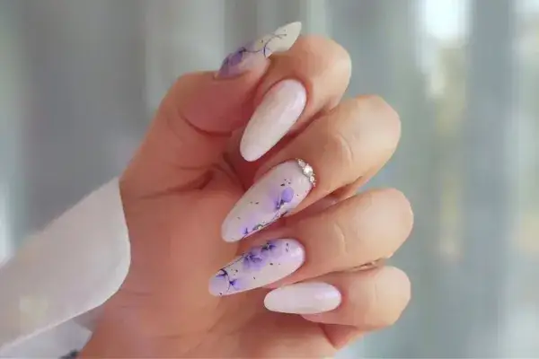 Eleganckie paznokcie na lato: najnowsze trendy, stylizacje i pielęgnacja