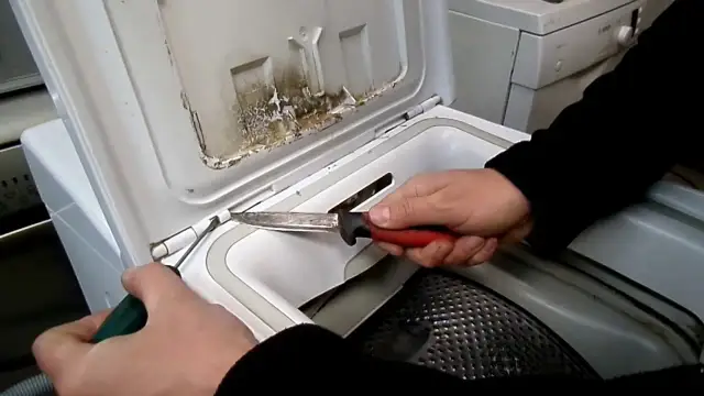 Jak wyjąć bęben z pralki ładowanej od góry Whirlpool bez problemów