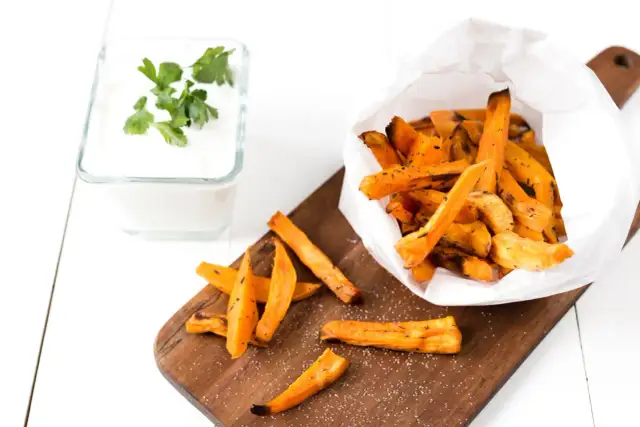 Jak zrobić frytki z batatów w piekarniku, które zachwycą smakiem