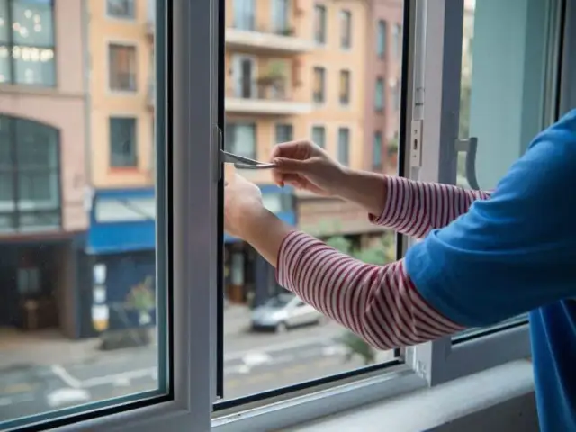 Jak otworzyć okno bez kluczyka - skuteczne metody bez uszkodzeń