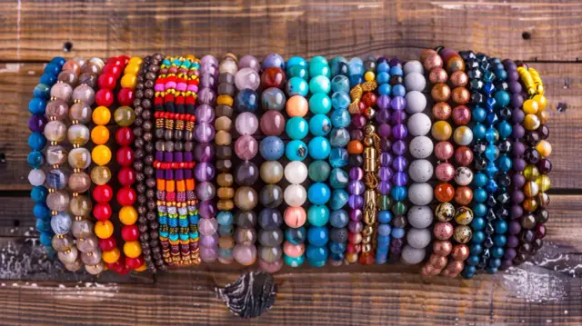 Kolor bransoletki znaczenie: Co oznaczają poszczególne kolory bransoletek?