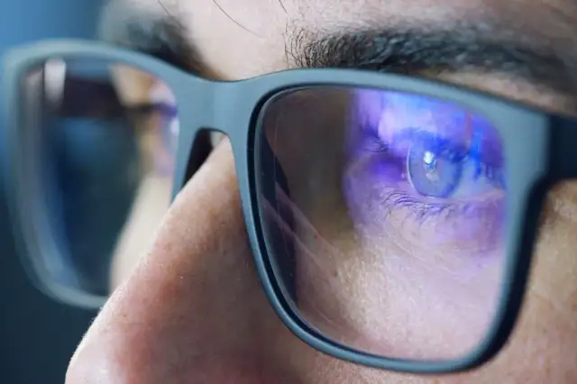 Okulary z filtrem światła niebieskiego: Jaki wybrać? Poradnik