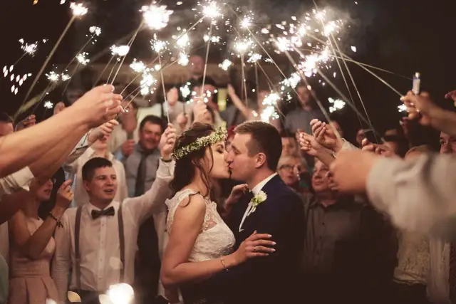 Zimne ognie na ślub: Jaka długość? Poradnik i bezpieczeństwo