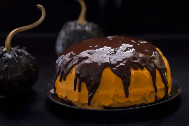 Dekorowanie tortu czekoladowego: Proste i spektakularne pomysły DIY