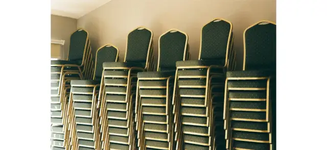 Krzesła sztaplowane co to znaczy? Odkryj ich zalety i zastosowanie