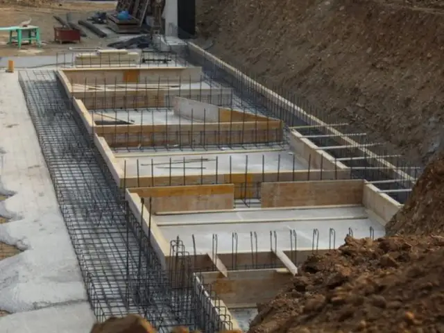 Zbrojenie podłogi na gruncie: Kiedy siatka jest niezbędna?