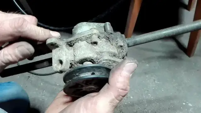 Naprawa napędu kosiarki spalinowej: poradnik krok po kroku