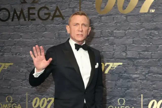 Daniel Craig w smokingu wita fanów. Czekamy, kiedy nowy Bond pojawi się na ekranie.