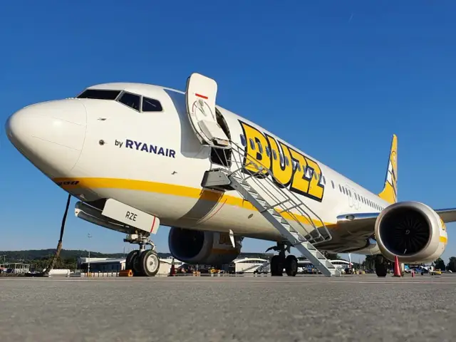 Samolot Boeing 737-800 z napisem "Buzz" i logo Ryanair. Takich samolotów używa Ryanair do tanich lotów.