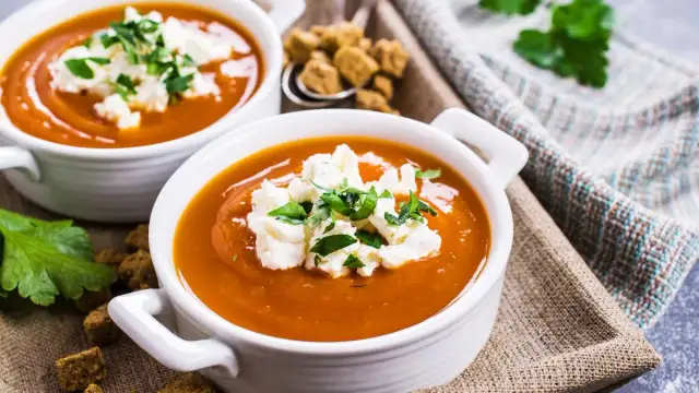 Jak zabielić zupę jogurtem bez zważenia? Szybki sposób