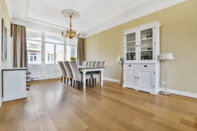 Panele i płytki bez listwy? Poznaj metody i uniknij błędów!