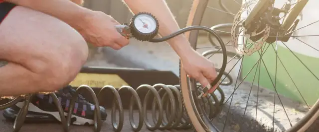 Jak napompować rower pompką ręczną - proste kroki i porady