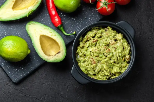 Jak smakuje guacamole? Odkryj sekrety zielonego sosu!
